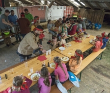 Die Schar in der Scheune