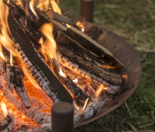 Die Stimmung im Tipi mit dem Feuer ist genial