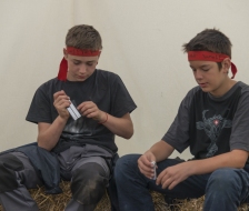 Grosser und Kleiner Wolf vergleichen die Sackmesser