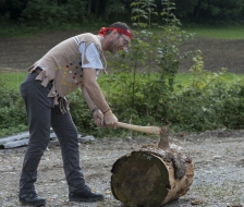 Bruno baut eine Wippe für die kleinen Rothäute
