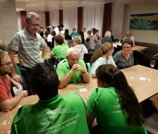Nach dem Essen wird noch geplaudert