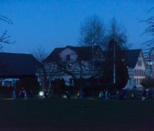 Die Taschenlampen sind hilfreich