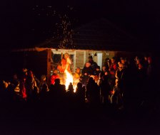 Ums Feuer ist es schön heimelig