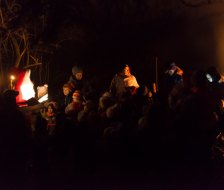 Er erzählt eine Geschichte