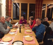 Alle warten hungrig auf das leckere Fondue