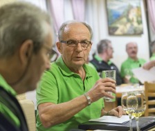 Noch einen tiefen Schluck nehmen