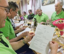 Die Riegenreise wird durchgelesen