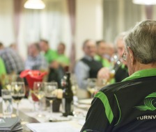 Die Versammlung hört Hans gespannt zu