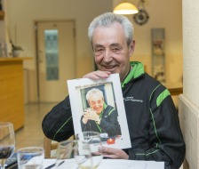 Das Geschenk gefällt ihm