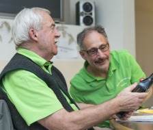 Die Leiter erhalten eine gute Flasche selbstgebranntes