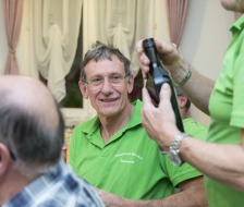 Die Flaschen werden verteilt...