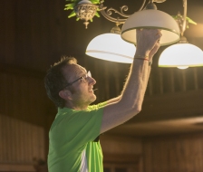 Bruno flickte die flackernde Lampe