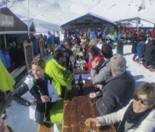 über die Tische hinweg