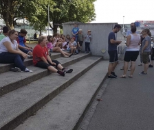 Vor dem Kino auf der Treppe