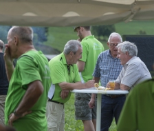 Interessante Gespräche vor dem Zelt