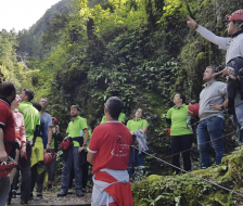 Marcel erklärt uns den Weg zur Höhle