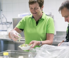Ida portioniert die Salate