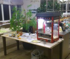 Für den Kinoabend wurde sogar eine Popcorn-Maschine organisiert