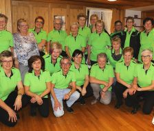 Eine glückliche Riege in Grün