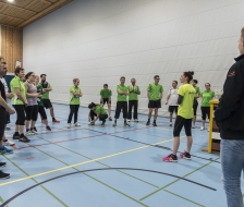 Susanne, die Instruktorin, begrüsst alle Anwesenden