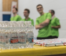 Wasser und Schweissbänder gab es gratis zum Training