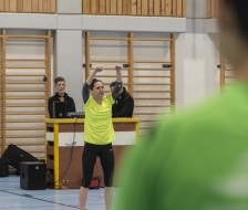 Vorne die Instruktorin, hinten der DJ