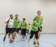 Einen Slalom durch die sich bewegende Schlange rennen