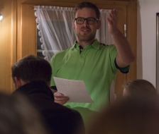 Philipp hält eine Rede als Riegendelegierter