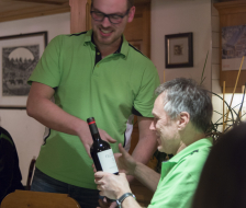 Auch Mario darf ein Präsent entgegennehmen