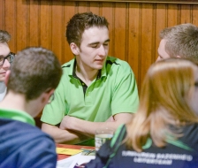 Die Jungen am hintersten Tisch