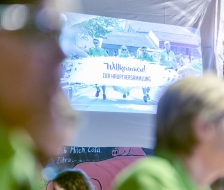 Eine Präsi führt durch die HV