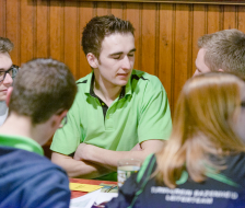 Die Jungen am hintersten Tisch